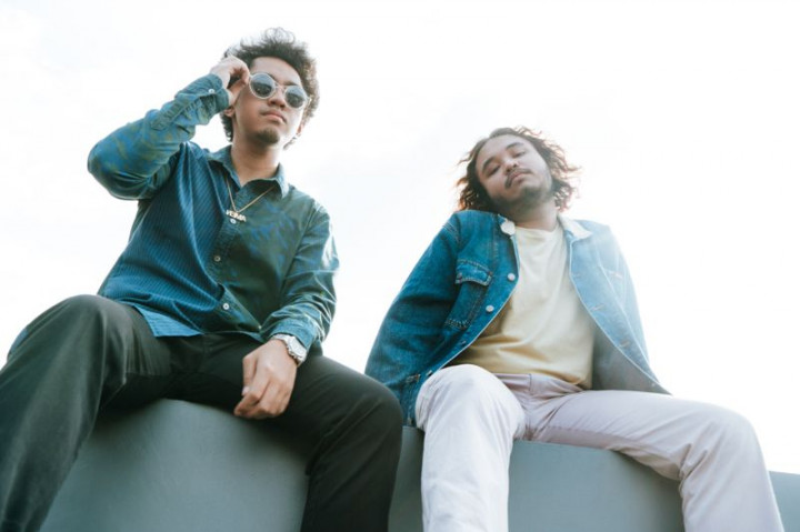 Ajakan Laze Melupakan Masalah Ekonomi lewat Lagu Turun dari Langit