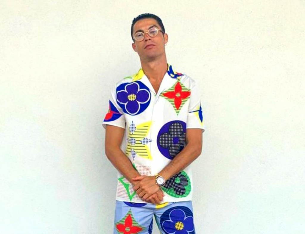 Ronaldo tampil warna-warni dengan balutan Multicoloured Monogram dari Louis Vuitton. (Foto: Dok. Instagram Christiano Ronaldo/@cristiano)