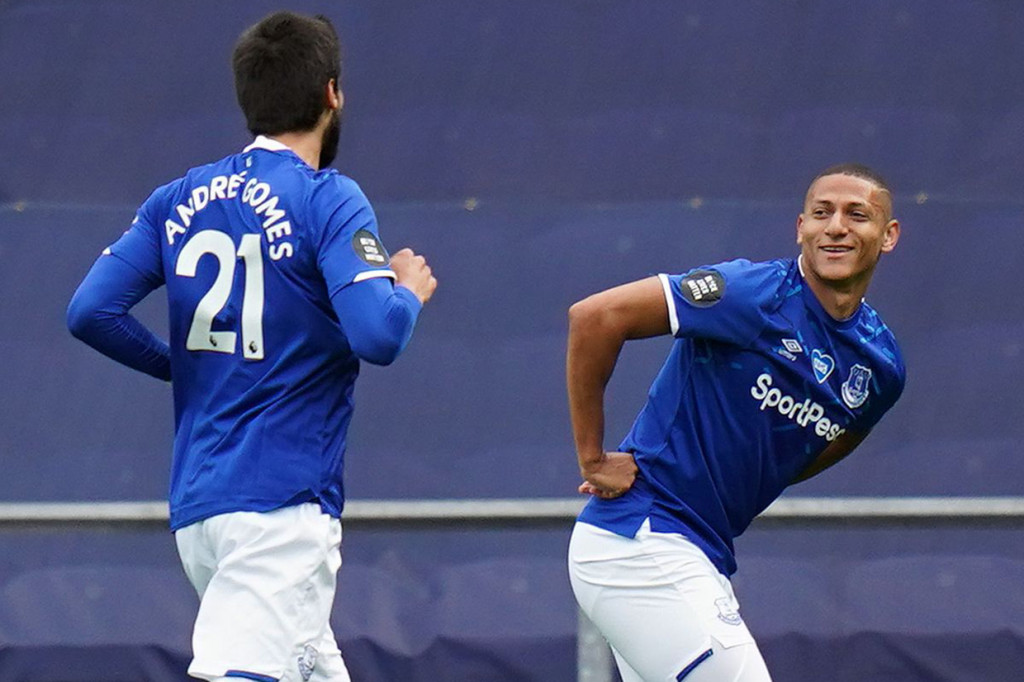 Everton Tundukkan Leicester 2-1