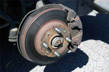 Trik Mudah Cegah Piringan Rem Cakram Mobil Matic Cepat Rusak
