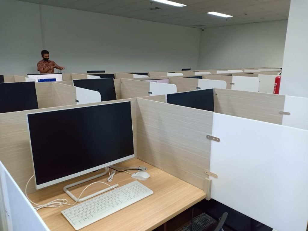 Caption:  Salah satu ruangan yang dipersiapkan untuk lokasi UTBK di Gedung Menara Sains ITS. Foto: ITS/Humas