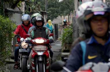 Begini Trik Berkendara Sepeda Motor di Jalan Sempit