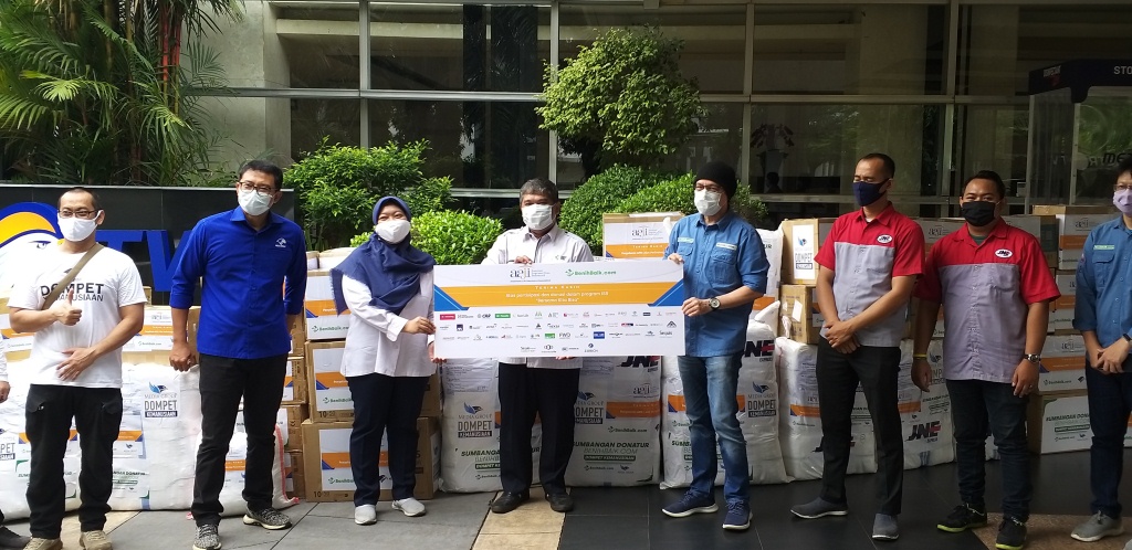 Penyerahan bantuan secara simbolis/Medcom.id/Kautsar.