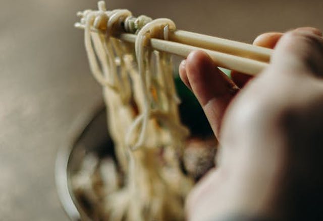 Mengapa Kita Cepat Haus Setelah Makan Mi Instan?