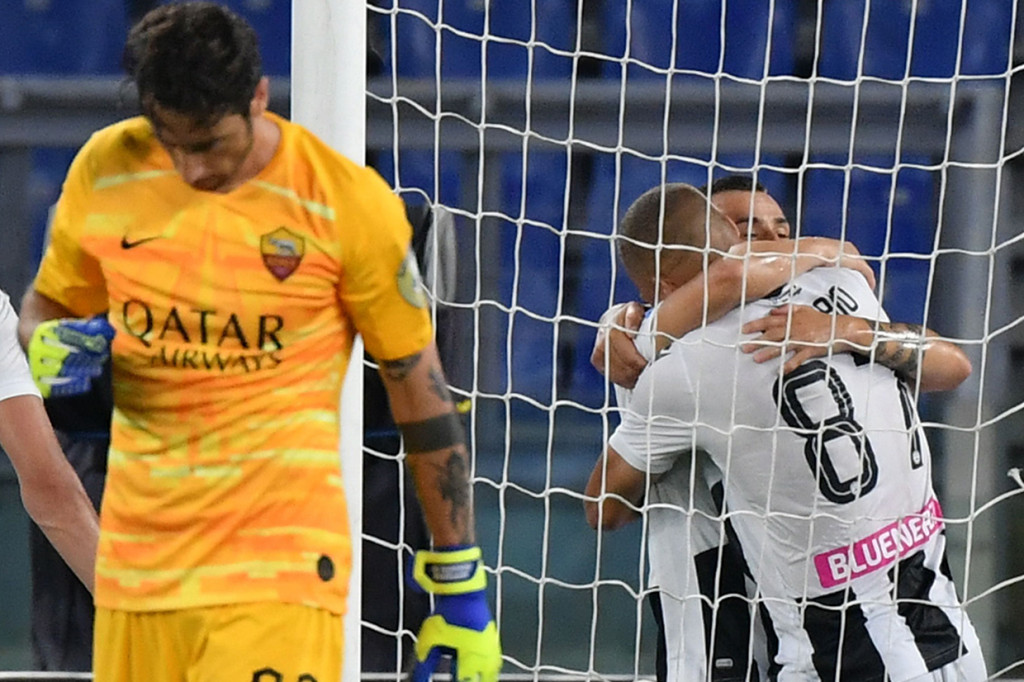 Serigala Ibu Kota Disepak Zebra Kecil