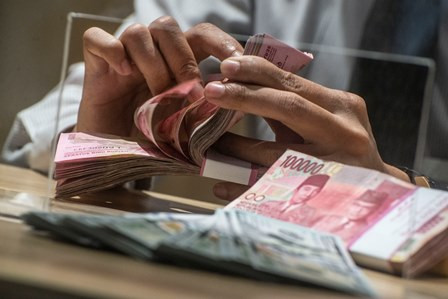Rupiah Tertekan Imbas Pembayaran Dividen