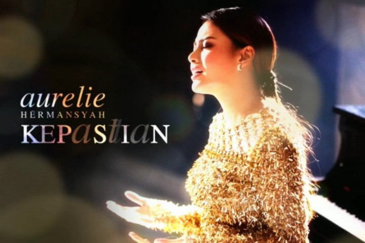 Aurelie Hermansyah Menanti Kejelasan Status di Lagu Kepastian