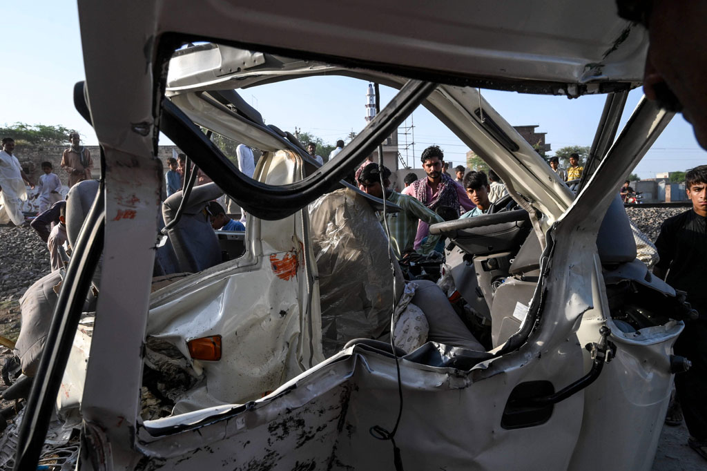 Mobil Peziarah Ditabrak KA di Pakistan, 19 Tewas