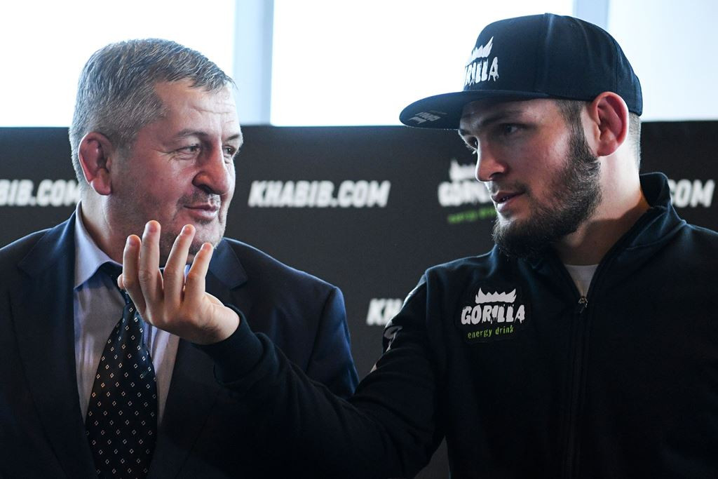 Khabib Nurmagomedov (kanan) dan ayahnya, Abdulmanap Nurmagomedov. (Foto: AFP/Kirill Kudryavtsev)