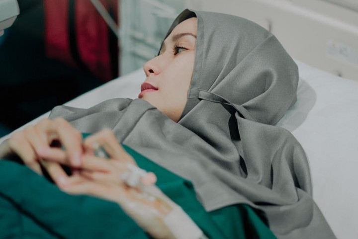 Zaskia Adya Mecca Sedih Anak Kelimanya Alami Gangguan Pernapasan