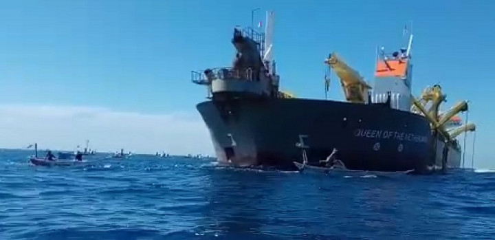 Nelayan Usir Kapal Pengeruk Pasir di Laut Makassar