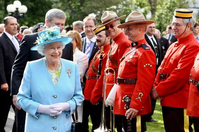 5 Teknik Pengasuhan ala Ratu Inggris yang Bisa Dicontoh