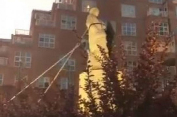 Demonstran AS Robohkan Patung Christopher Columbus