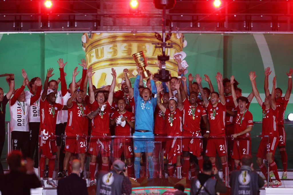 Selebrasi kemenangan para pemain Bayern Muenchen di ajang DFB Pokal 2019--2020. (Foto: Twitter Bayern Muenchen)