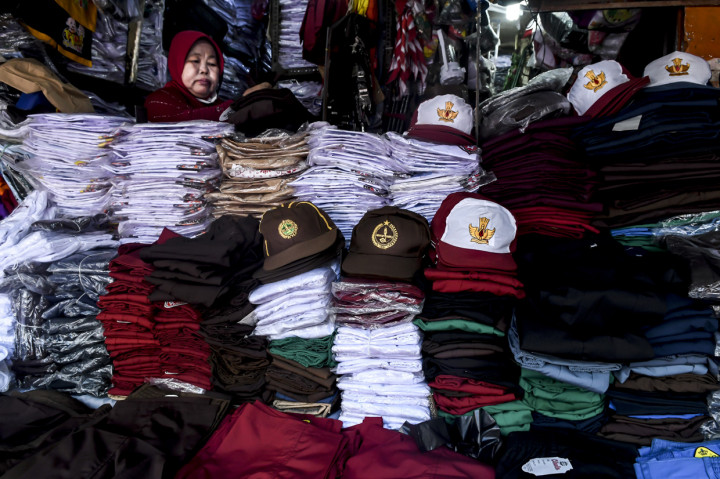 Masuk Tahun Ajaran Baru, Penjualan Seragam Sekolah Sepi