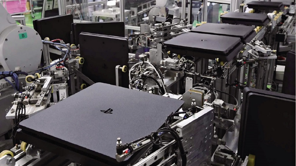 Foto perakitan konsol PS4 oleh robot produksi. (Nikkei Asian Review/ KEnto Awashima)