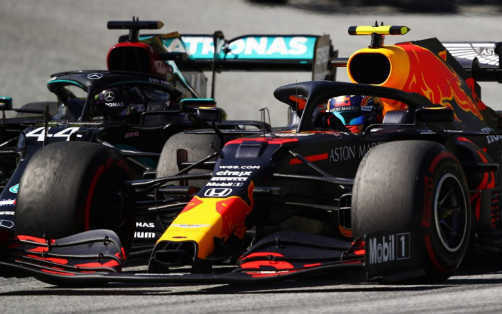 Hamilton Diimbau Minta Maaf kepada Alexander Albon