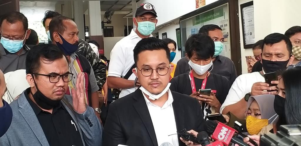 Kuasa hukum buronan kasus korupsi hak tagih (cessie) Bank Bali Djoko Seogiarto Tjandra, Andi Putra Kusuma, memberikan keterangan di Pengadilan Negeri Jakarta Selatan, Senin, 6 Juli 2020. Foto: Medcom.id/Kautsar Widya Prabowo