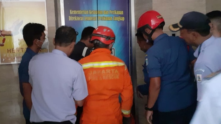 Proses evakuasi dua karyawan Kantor Pelabuhan Nizam Zachman Muara Baru, Jakarta Utara, Senin, 6  Juli 2020. Foto: Istimewa