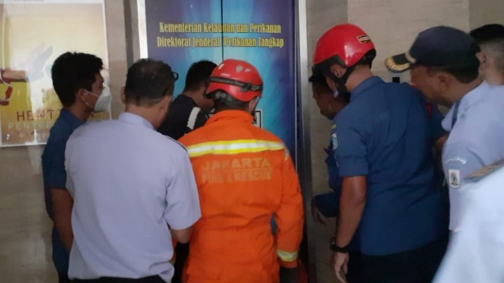 2 Pegawai Kantor Pelabuhan Nizam Zachman Terjebak di Lift