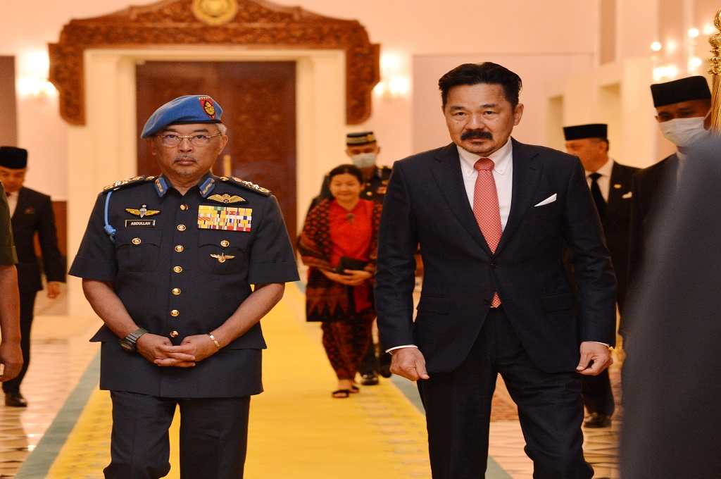Dubes Rusdi Kirana (kanan) bersama Raja Malaysia Sultan Abdullah Shah. (Foto: Istana Negara Malaysia)