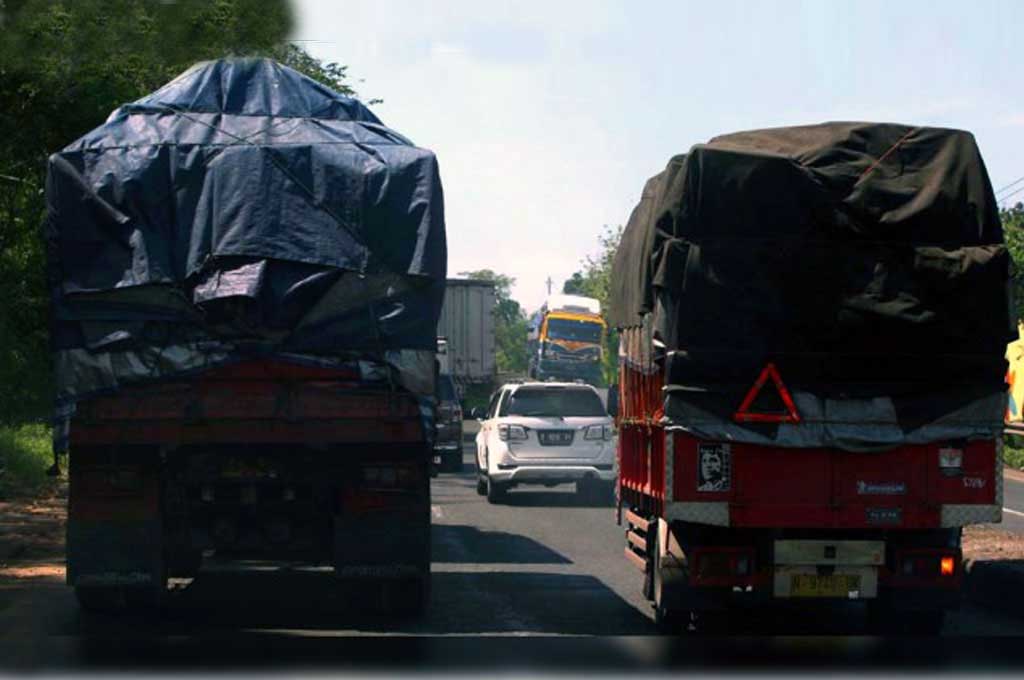 Berkendara di Belakang Truk Wajib Tambah Jarak Aman Berkendara di Belakang Truk Wajib Tambah Jarak Aman