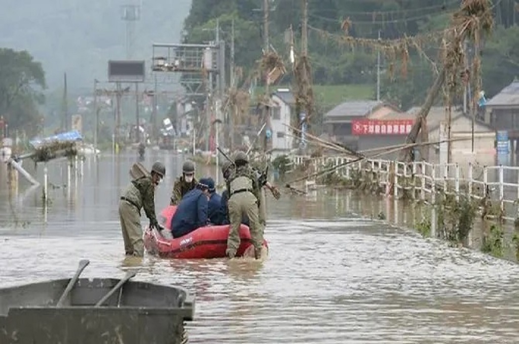 Pasukan Pertahanan Diri Jepang (SDF) menyelamatkan warga dengan menggunakan perahu karet. (Foto: AFP)
