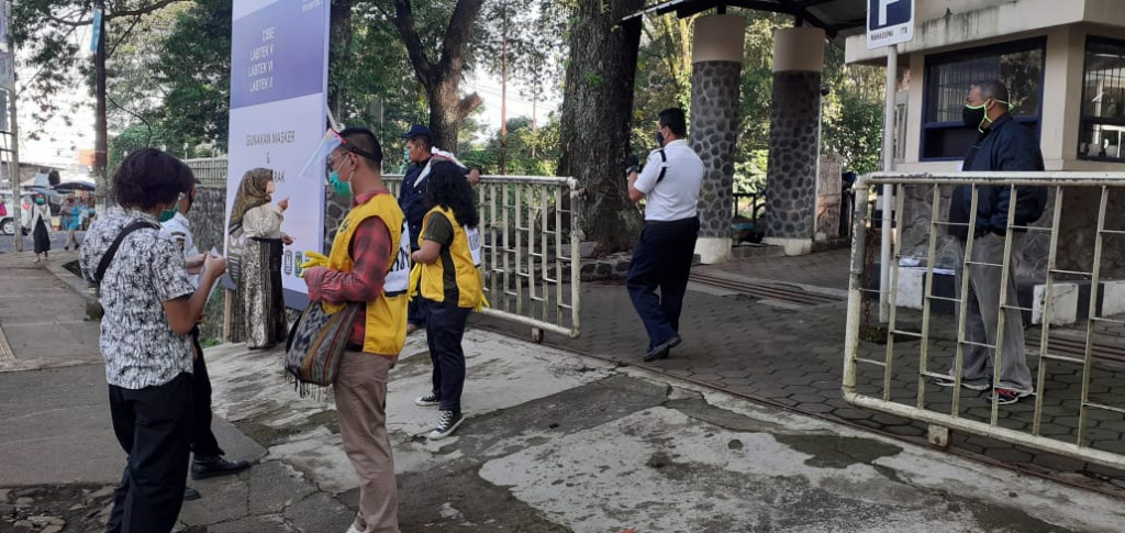 Peserta UTBK di Pusat ITB memasuki gerbang lokasi ujian. Foto: ITB/Humas