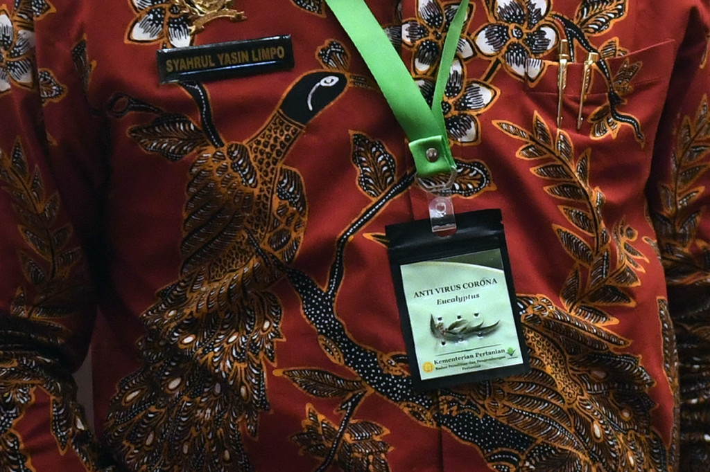 Raker dengan DPR, Mentan Pakai Kalung Anti Virus Corona