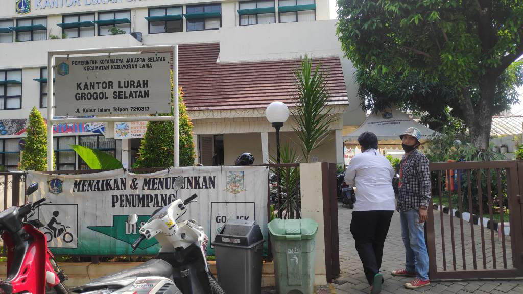 Sejumlah Warga Jaksel Sebut Pengurusan KTP Tanpa Kendala - Medcom.id