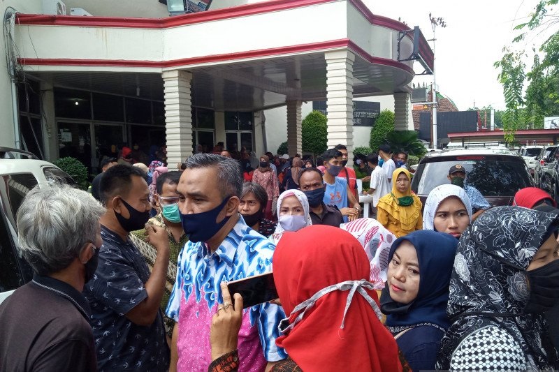 Orang tua datang kantor DPRD Padang memprotes PPDB zonasi pakai kriteria usia. Foto: Antara/Laila Syafarud