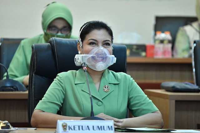 Ini CleanSpace Halo Respirator, yang terlihat dipakai oleh istri KSAD Jenderal Andika Perkasa, Hetty Andika Perkasa. (Foto: Dok. Instagram Akun Resmi Persit KCK Pusat/@persitkckpusat)