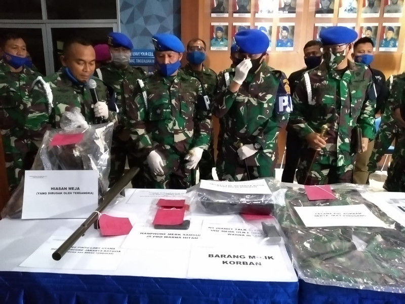 Polisi Militer menggelar barang bukti kasus pembunuhan yang melibatkan Letda RW. Medcom.id/Yurike Budiman