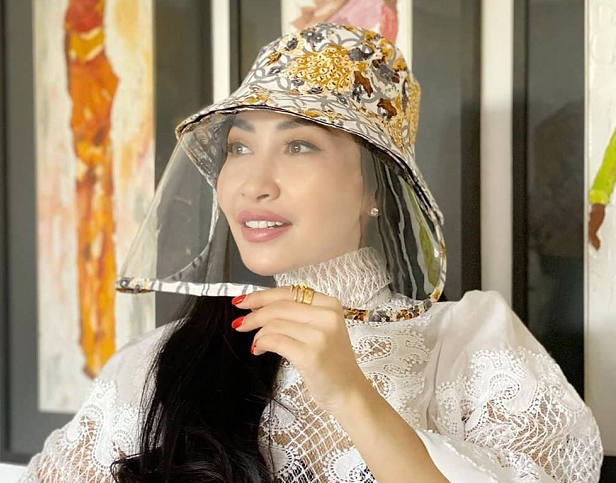 Alleira membuat topi spesial dengan pelindung plastik yang dapat mencegah penyebaran virus covid-19 melalui droplet.  
