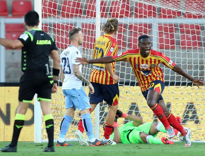 Dikalahkan Lecce, Bek Lazio Gigit Tangan Lawan