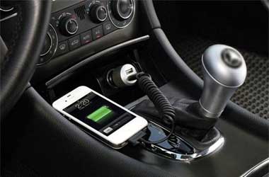 Ngecas HP di Lighter Mobil Bikin Baterai Cepat Jebol?