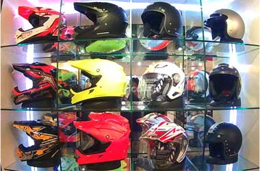 Ini Perbedaan Helm Balap Mobil dan Motor