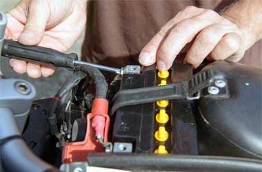 Trik Mudah Mendeteksi Aki Motor Injeksi Mulai Lemah