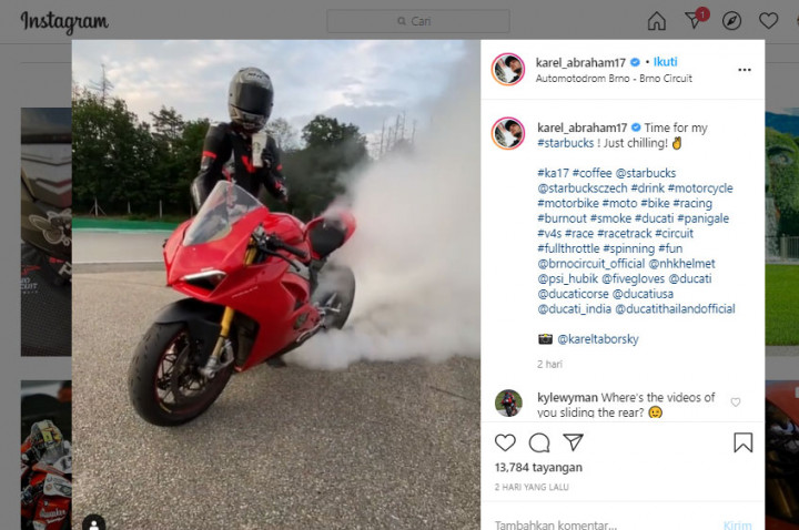 'Santuy', Karel Abraham Lakukan Burnout Sambil Ngopi