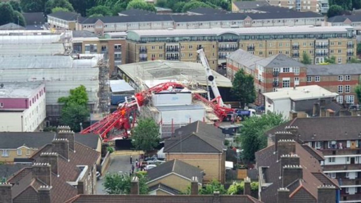 Crane Roboh Menimpa Rumah Warga di London, 1 Orang Tewas