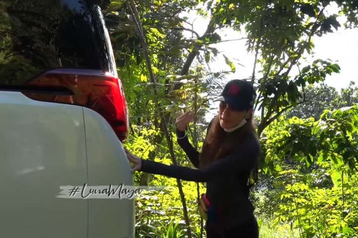 Luna Maya, Nyaris Bikin Mobil Rp1 Miliar Masuk Jurang