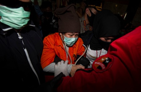Tersangka kasus pembobolan BNI, Maria Pauline Lumowa, diekstradisi dari Serbia ke Indonesia setelah 17 tahun buron. Foto: Antara/Aditya Pradana Putra