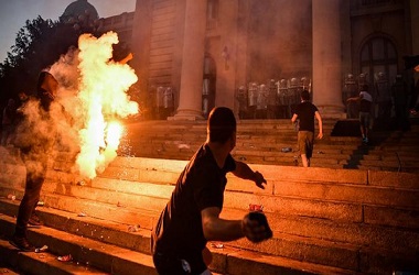 Ratusan Demonstran Mencoba Serbu Gedung Parlemen Serbia