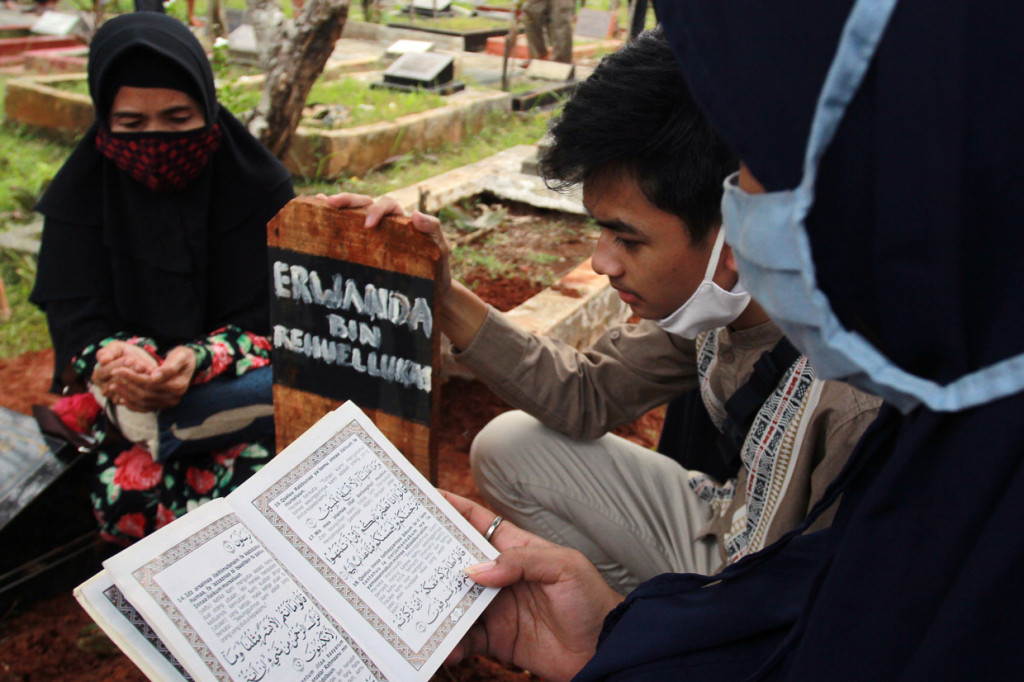 Suasana Pemakaman Papa T Bob di TPU Jurang Mangu