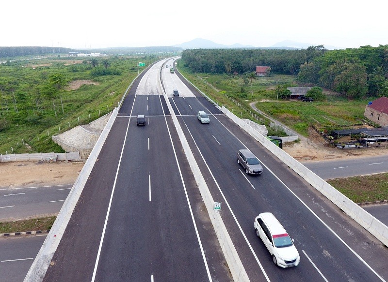 Sejumlah kendaraan pemudik melintas di jalan tol Trans Sumatera Bakauheni-Terbanggi Besar, Lampung Selatan. Foto: Antara/Ardiansyah.