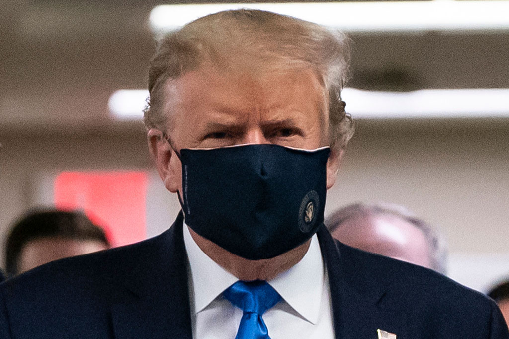 Trump Kenakan Masker di Depan Publik untuk Pertama Kalinya