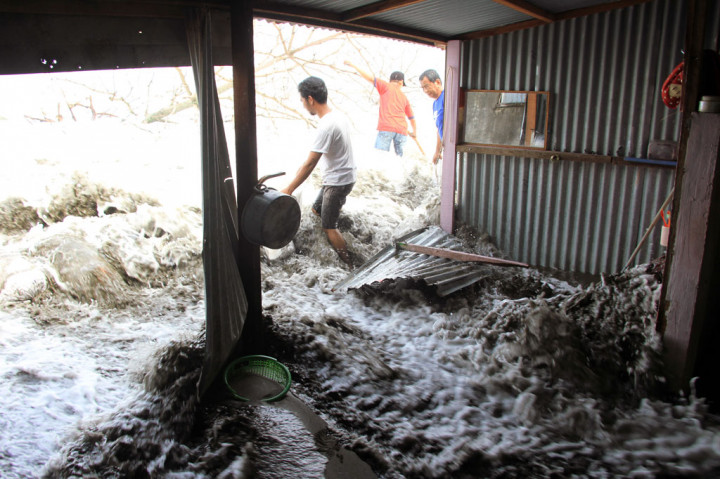 Banjir Rob Rusak Puluhan Rumah Warga Meulaboh