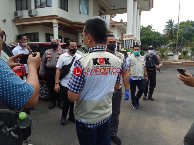 KPK Geledah Kantor Bupati Lampung Selatan
