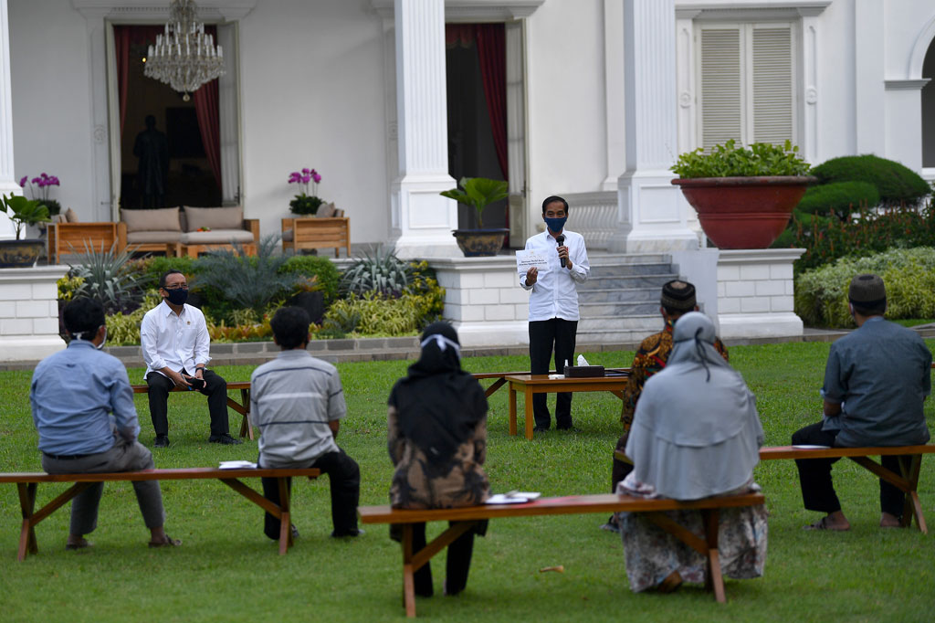 Jokowi Serahkan Bantuan Modal untuk Usaha Mikro dan Kecil