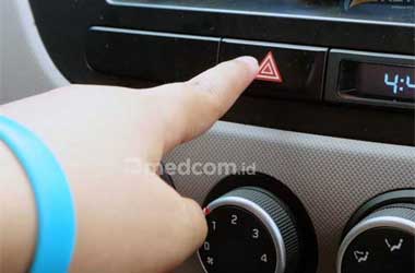 Nyalakan Lampu Hazard? Begini Aturannya